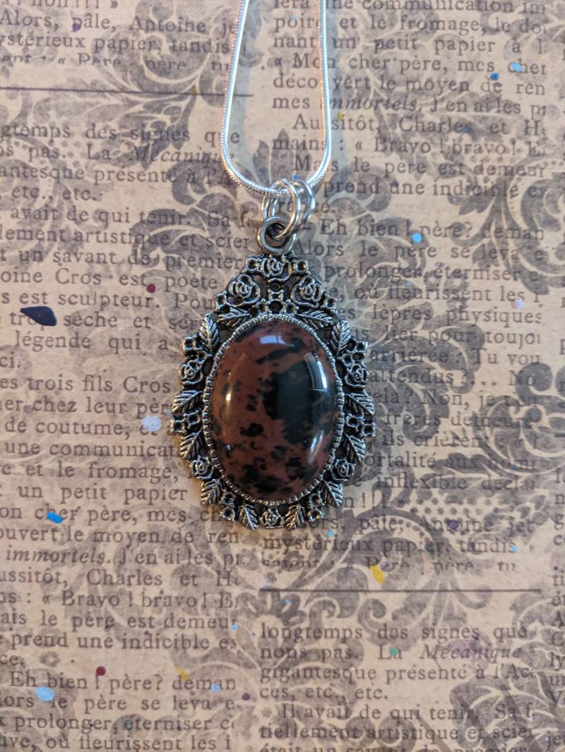 Natürlicher Halb Edel Roter Und Schwarz Gefleckter Schwan Stein in Silber Floral Rosen Anhänger An 925 Sterling Halskette von JujusCrafts