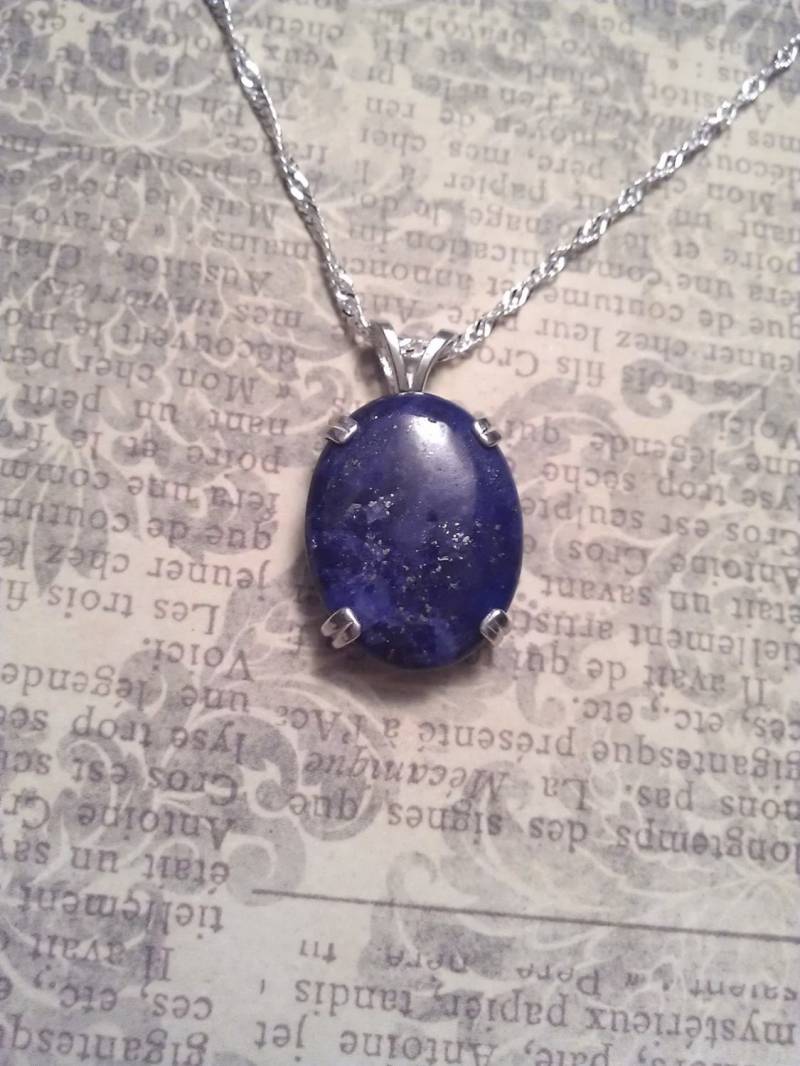 Natürlicher Ovaler Lapis Lazuli Stein in Sterling Zackenfassung Anhänger An Silber Halskette-Individuelle Halskette Optionen Verfügbar Natürlicher Ovaler Lapis Lazuli Stein in Sterling Zackenfassung Anhänger An Silber Halskette-Individuelle Halskette Optionen Verfügbar von JujusCrafts