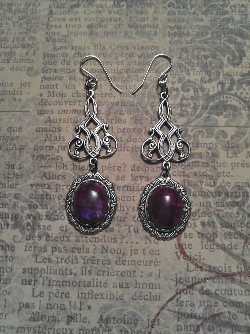Plumb Sweet. Gefärbten Violetten Regenbogen Mondstein in Oxidierten Einstellungen Mit Aufwendigen Filigrane Akzente Auf 925 Sterling Ohrringe von JujusCrafts