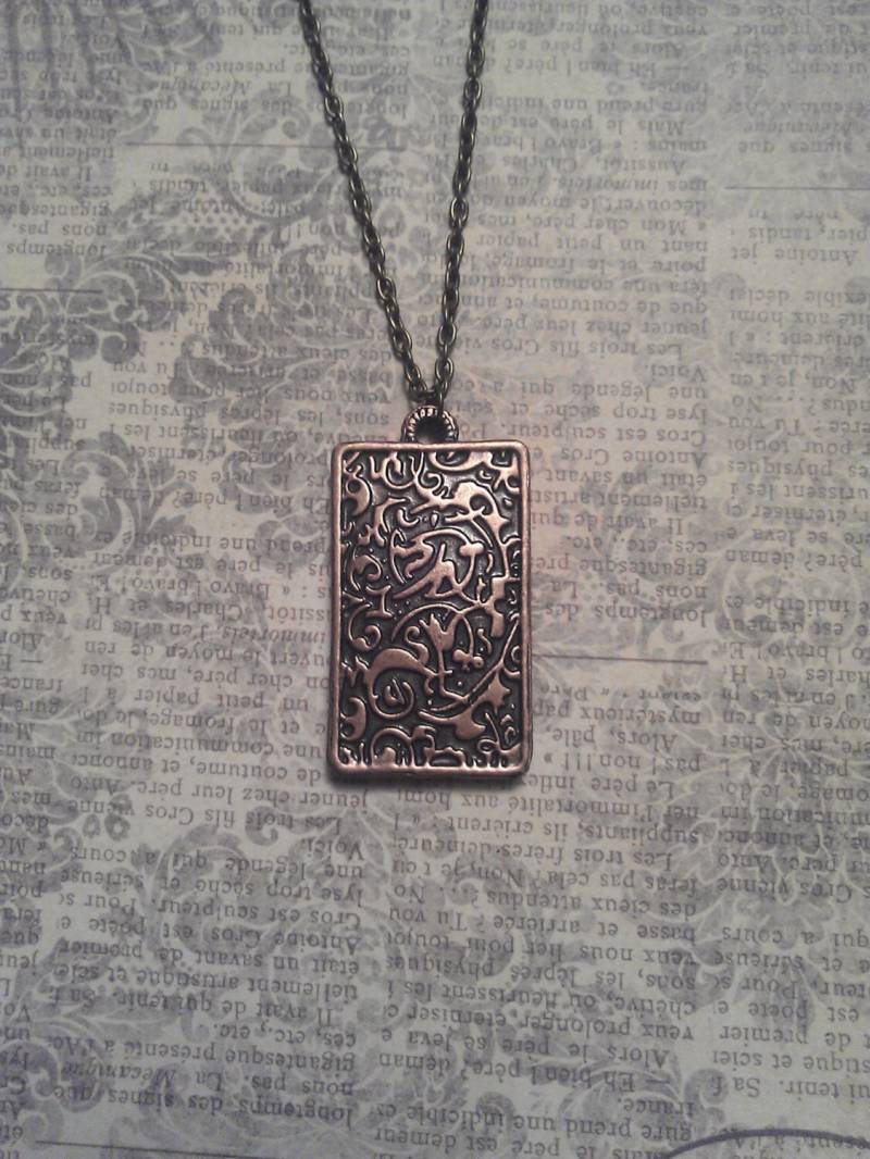 Retro-Chic. Zweiseitige Antikisiert Bronze Rechteck Anhänger Mit Vogel Und Filigrane Muster Halskette Retro-Chic. Zweiseitige Antikisiert Bronze Rechteck Anhänger Mit Vogel Und Filigrane Muster Halskette von JujusCrafts
