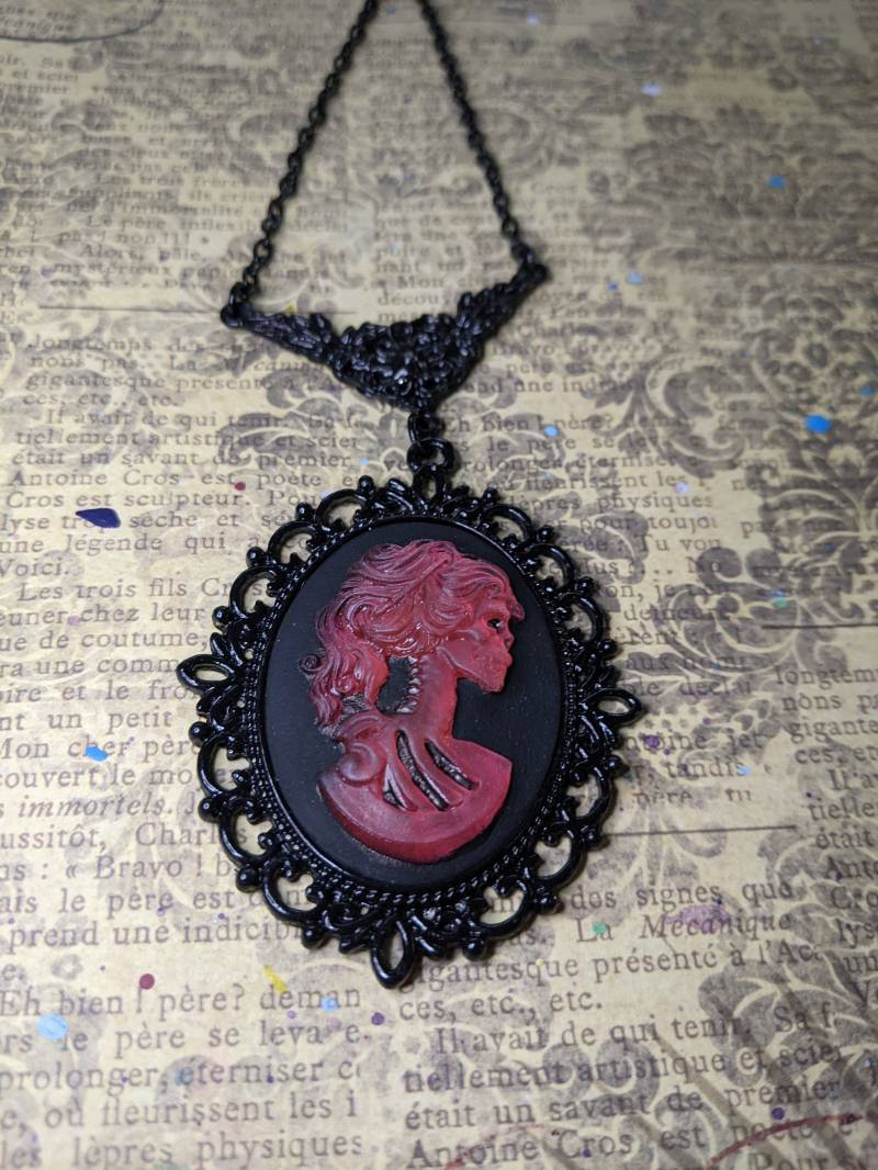 Roter Spiegel Unterstützt Schillernden Harz Skelton Frau Cameo in Schwarz Patina Flourish Lavalier Einstellung Auf Halskette Roter Spiegel Unterstützt Schillernden Harz Skelton Frau Cameo in Schwarz Patina Flourish Lavalier Einstellung Auf Halskette von JujusCrafts