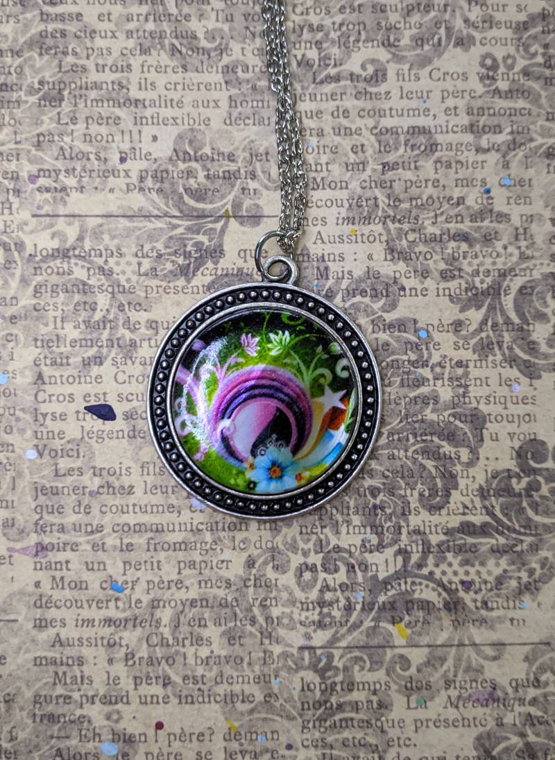 Runde Silber Abalone Shell Anhänger Mit Regenbogen Pfau Feder Und Blume Design Auf Halskette von JujusCrafts
