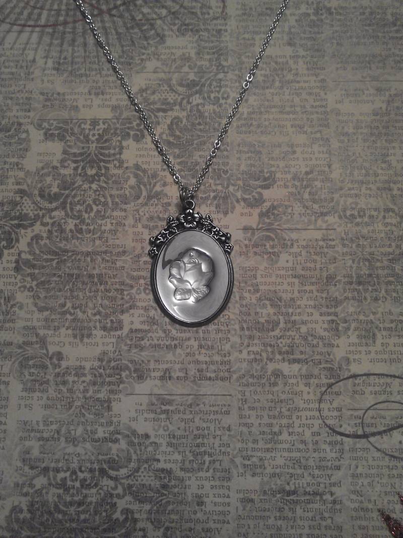 Spiegel Stil Anhänger Mit Gewölbtem Rose Upcycled Bead Floral Frame Silber Halskette Spiegel Stil Anhänger Mit Gewölbtem Rose Upcycled Bead Floral Frame Silber Halskette von JujusCrafts