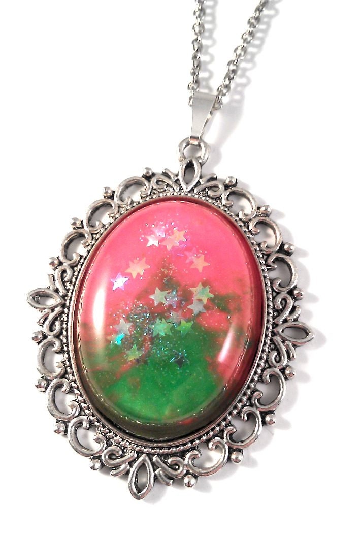 Stern Kind. Rosa Und Grün Glühen Stardust Harz Kabine in Silber Anhänger Halskette Stern Kind. Rosa Und Grün Glühen Stardust Harz Kabine in Silber Anhänger Halskette von JujusCrafts