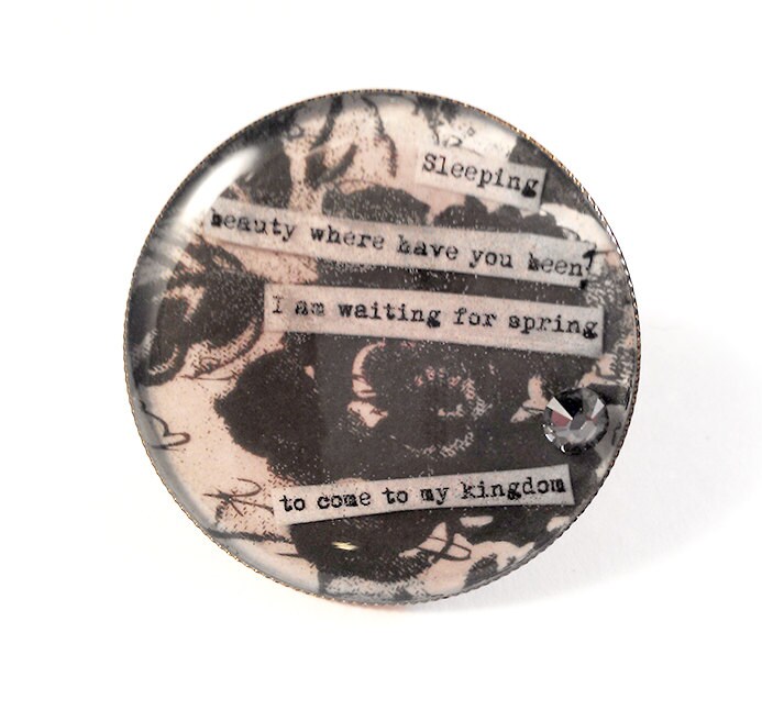 Upcycled Verstellbare Bronze Ring Mit Schwarz Und Weiß Floral Foto, Swarovski Akzente Flunk Frühling Zu Königreich Kommen Lyrics in Harz Upcycled Verstellbare Bronze Ring Mit Schwarz Und Weiß Floral Foto, Swarovski Akzente Flunk Frühling Zu Königreich Kommen Lyrics in Harz von JujusCrafts