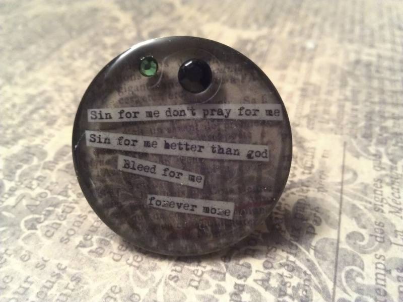 Upcycled Verstellbarer Bronze Ring Mit Schwarz-Weiß Text Foto, Swarovski Akzenten, Und Lunascape Sin For Me Lyrics in Resin Upcycled Verstellbarer Bronze Ring Mit Schwarz-Weiß Text Foto, Swarovski Akzenten, Und Lunascape Sin For Me Lyrics in Resin von JujusCrafts