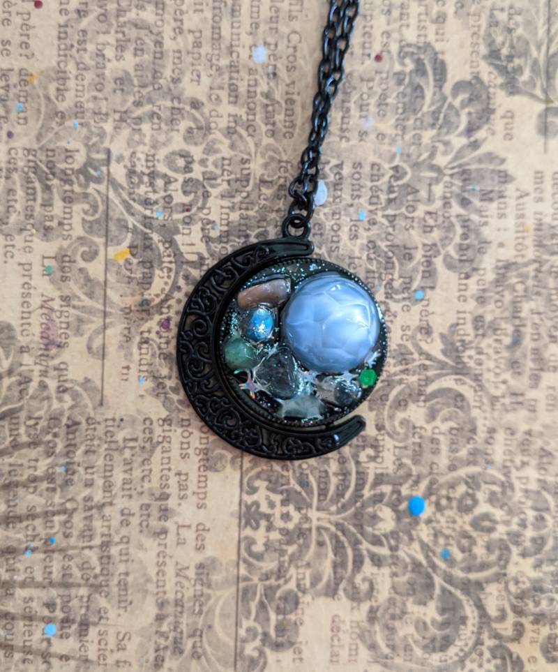 Upcycled Vintage Bumpy Blue Lucite in Schwarz Filigraner Spinner Mond Anhänger Mit Aventurin, Glitzer, Granat Und Mondstein An Halskette Upcycled Vintage Bumpy Blue Lucite in Schwarz Filigraner Spinner Mond Anhänger Mit Aventurin, Glitzer, Granat Und Mondstein An Halskette von JujusCrafts