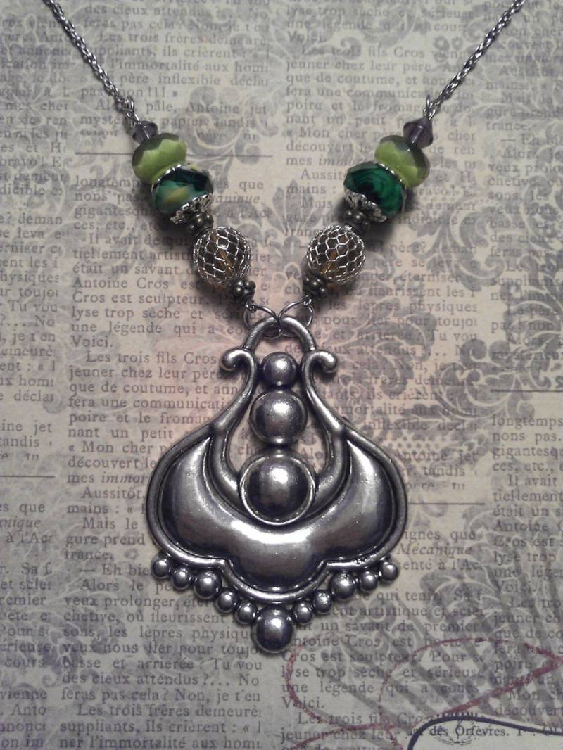 Verziert Silber Metall-Anweisung Anhänger Mit Verschiedenen Grünem Glas Bead Akzenten An Halskette Verziert Silber Metall-Anweisung Anhänger Mit Verschiedenen Grünem Glas Bead Akzenten An Halskette von JujusCrafts