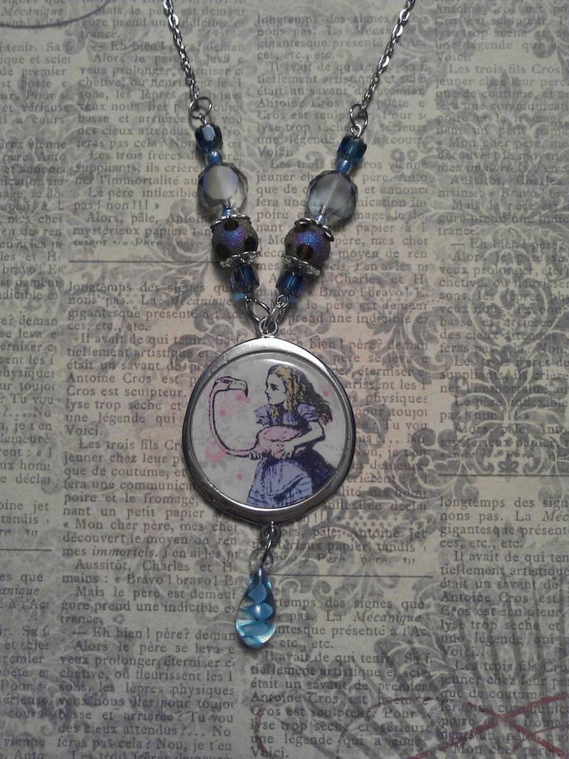 Verzierte Alice Themen Epoxy Lavalier Anhänger Mit Verschiedenen Glasperlen Arbeit Steckverbinder Und Blau Wirbelte Tropfen Auf Silber Halskette Verzierte Alice Themen Epoxy Lavalier Anhänger Mit Verschiedenen Glasperlen Arbeit Steckverbinder Und Blau Wirbelte Tropfen Auf Silber Halskette von JujusCrafts