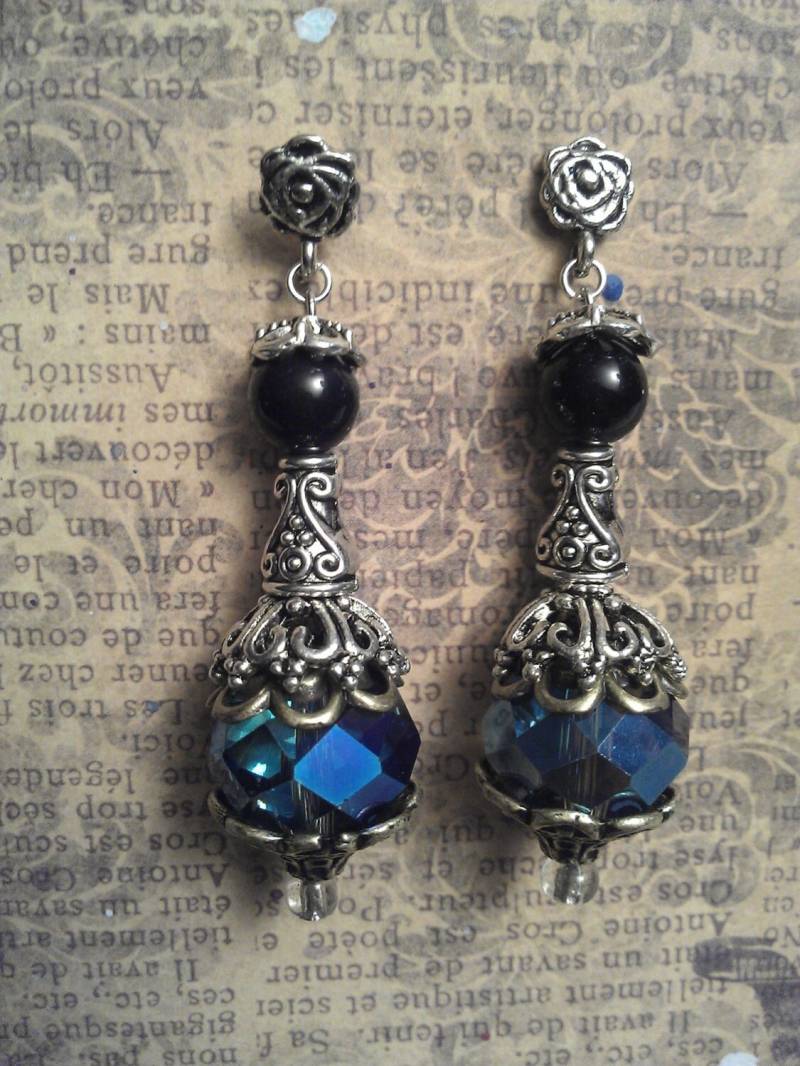 Verzierte Baumlege Post Rose Muster Ohrringe Mit Blau Facettierten Glasperlen, Filigrane Floral Silber Und Bronze Arbeit, Lila Goldstone Akzente Verzierte Baumlege Post Rose Muster Ohrringe Mit Blau Facettierten Glasperlen, Filigrane Floral Silber Und Bronze Arbeit, Lila Goldstone Akzente von JujusCrafts