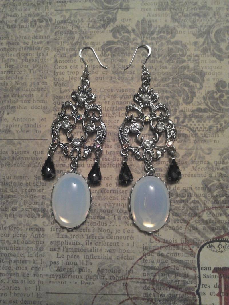 Verzierte Kronleuchter Filigran 925 Sterling Silber Ohrringe Mit Vintage 1960 Weiß Opal Glas Und Rauchigen Kristall Teardrop Akzente von JujusCrafts