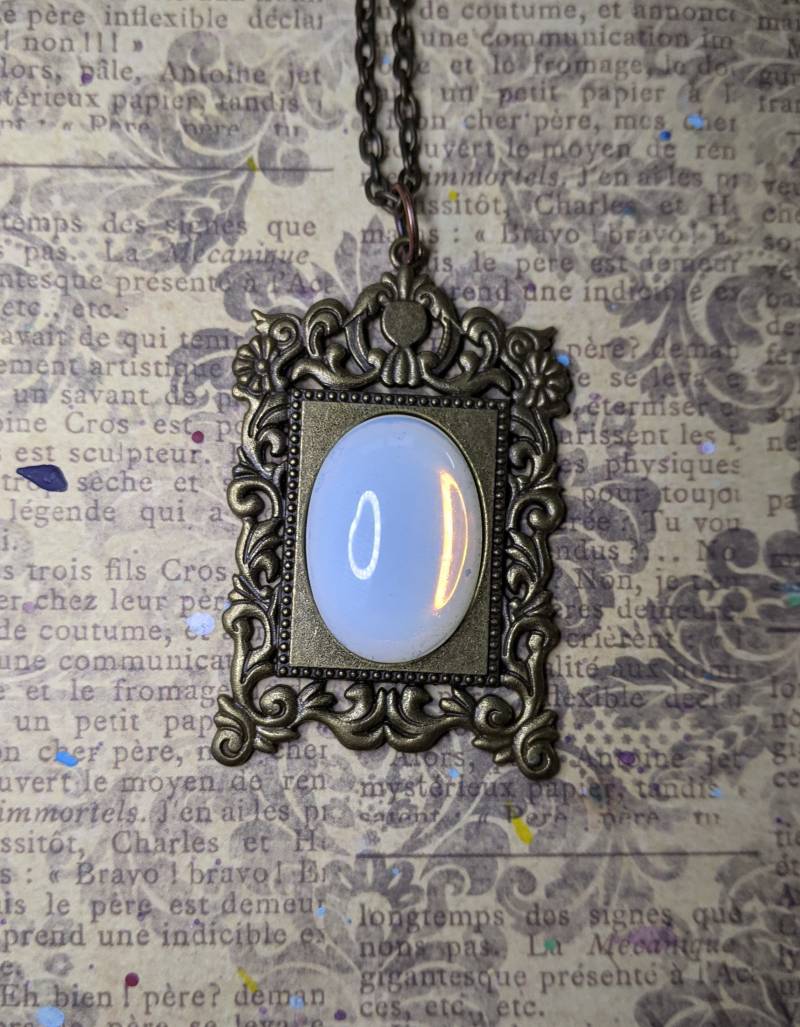 Vintage 1960 Weiß Opal Mondstein Glas in Verzierten Antik Bronze Rahmen Stil Floral Filigrane Anhänger Halskette von JujusCrafts