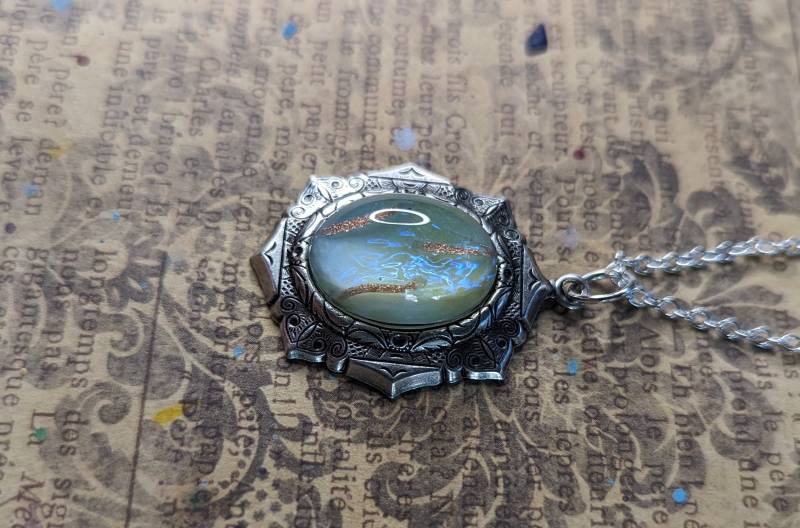 Vintage Grünes Opalglas Mit Blauen Funken Und Metallic Gold in Silber Aufwendiger Anhänger An 925 Sterling Halskette von JujusCrafts