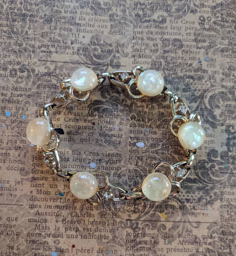 Vintage Signiertes Coro Gold Armband Mit Irisierendem Bakelit Und Klaren Kristall-Akzenten von JujusCrafts