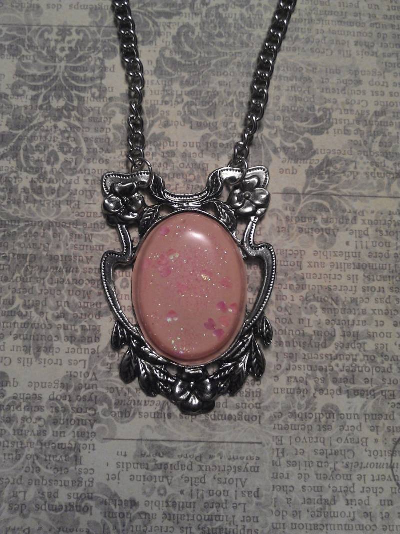 Vintage Zinn Silber Floral Verziert Anhänger Mit Roten Glühen in Der Dunklen Uv Harz Kabine Und Herz Glitter Akzente Auf Halskette Vintage Zinn Silber Floral Verziert Anhänger Mit Roten Glühen in Der Dunklen Uv Harz Kabine Und Herz Glitter Akzente Auf Halskette von JujusCrafts