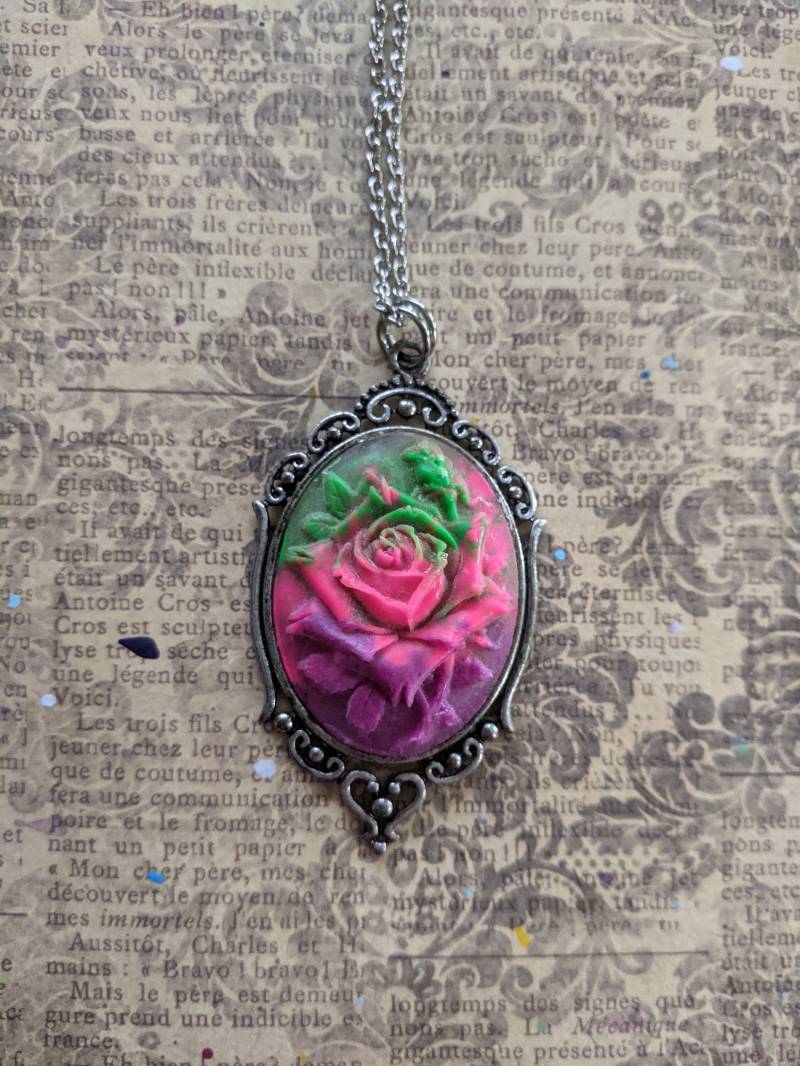 Violett Lila, Grün Und Rosa Glühen Im Dunkeln - Uv Rose Floral Cameo in Silber Anhänger Auf Halskette Violett Lila, Grün Und Rosa Glühen Im Dunkeln - Uv Rose Floral Cameo in Silber Anhänger Auf Halskette von JujusCrafts