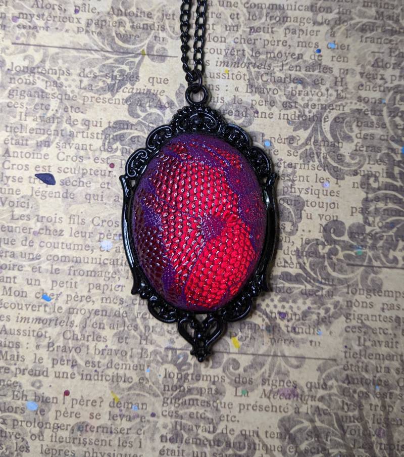 Violett Lila Spitze Über Rubin Rot Harz Edelstein in Schwarz Emailliert Cameo Stil Anhänger Halskette von JujusCrafts