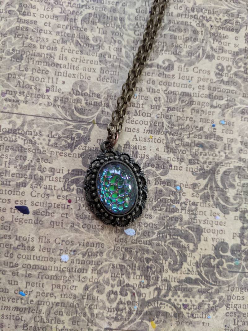 Westdeutsche Schlange Haut Tausend Auge Grün Und Blau Glas in Bronze Art-Deco-stil Anhänger Halskette von JujusCrafts