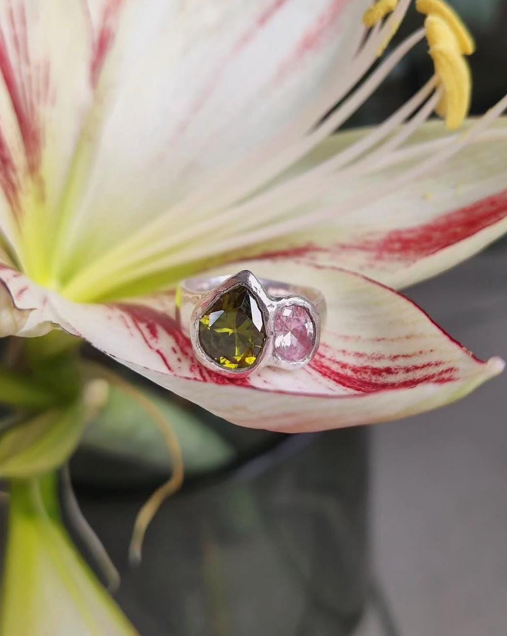 Ring Aus 999 Feinsilber Handgemacht Einzelstück Mit Tropfenschliff Zirkonia Peridot Grün Und Oval Pink Gr. 51 von JulSoe