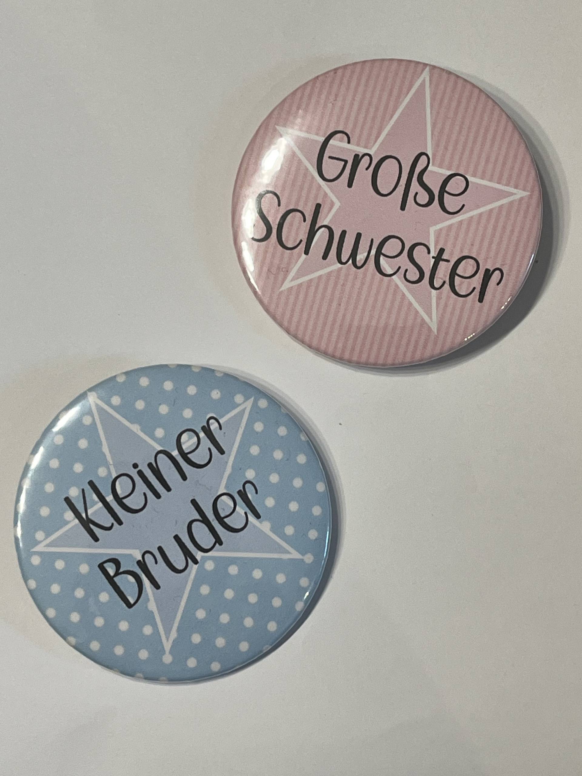 Ansteckbutton - Große Schwester, Kleiner Bruder & Mehr | Personalisierbar von JulchenNickel