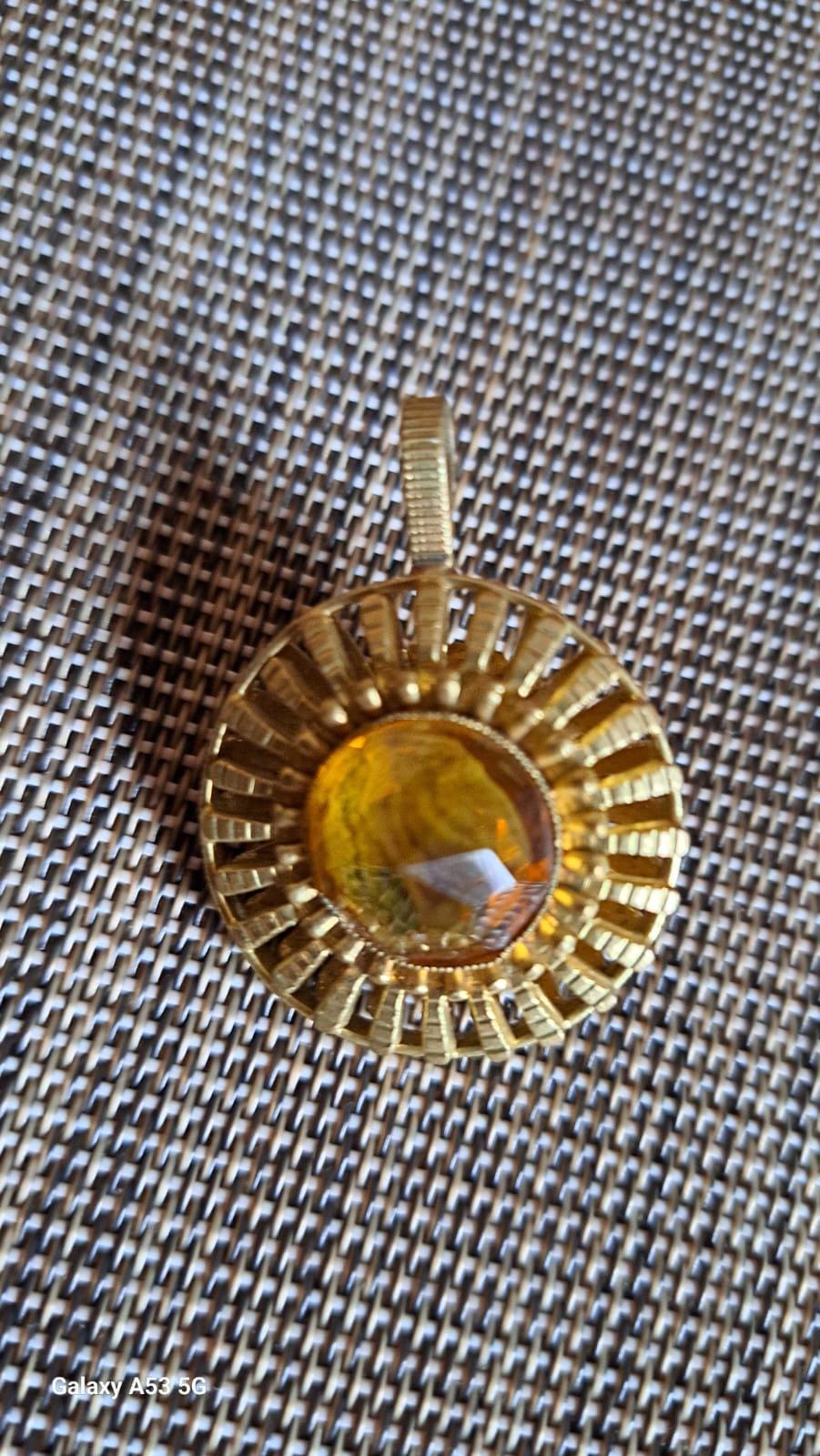 Älterer Goldfarbener Anhänger Klein Rund Mit Dunkelgelbem Glasstein - Vintage von JulesLaedchen