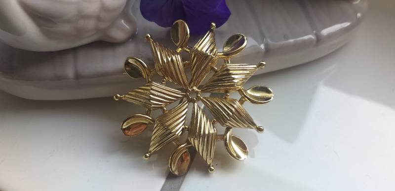 Brosche Sternform Goldfarben Modeschmuck von JulesLaedchen