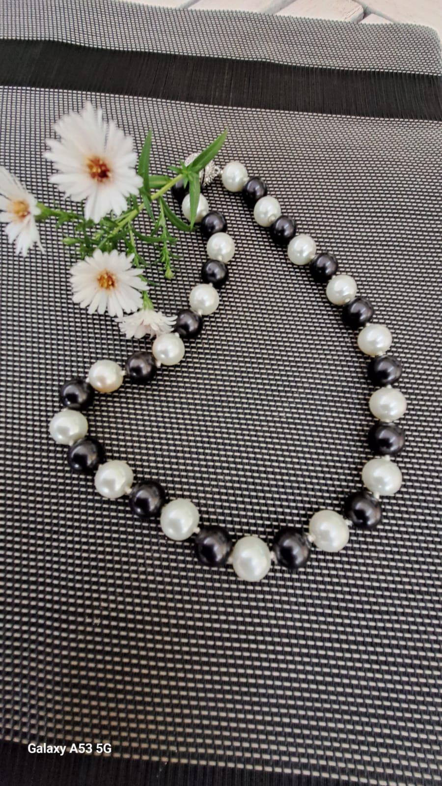 Halskette Kurz Mit Weißen Und Schwarzen Perlen von JulesLaedchen