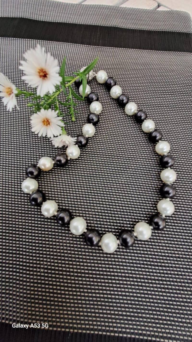 Halskette Kurz Mit Weißen Und Schwarzen Perlen von JulesLaedchen