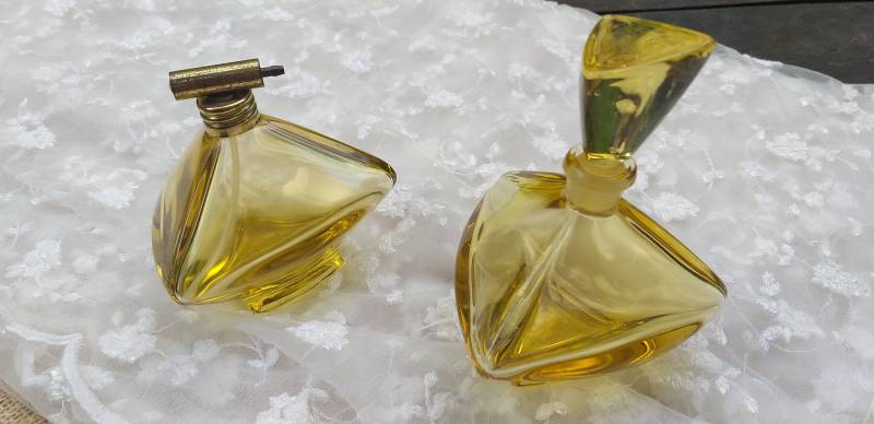 Parfumflakon Und Zerstäuber Gelbes Glas Vintage von JulesLaedchen