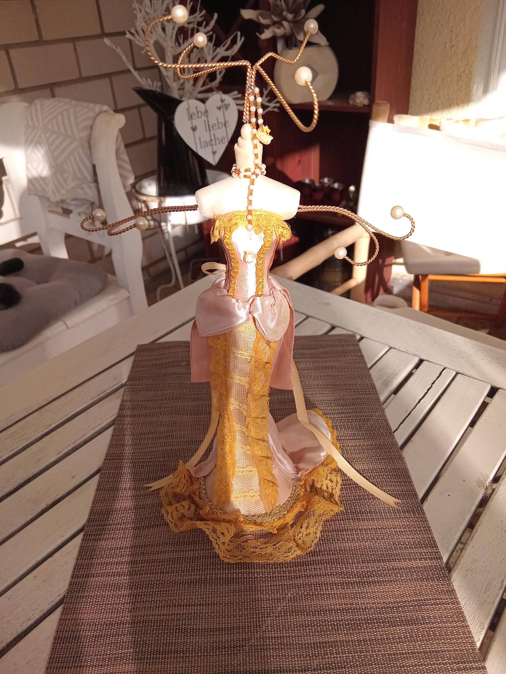 Schmuckständer Frau Im Spitzenkleid Gelb-Beige - Vintage von JulesLaedchen