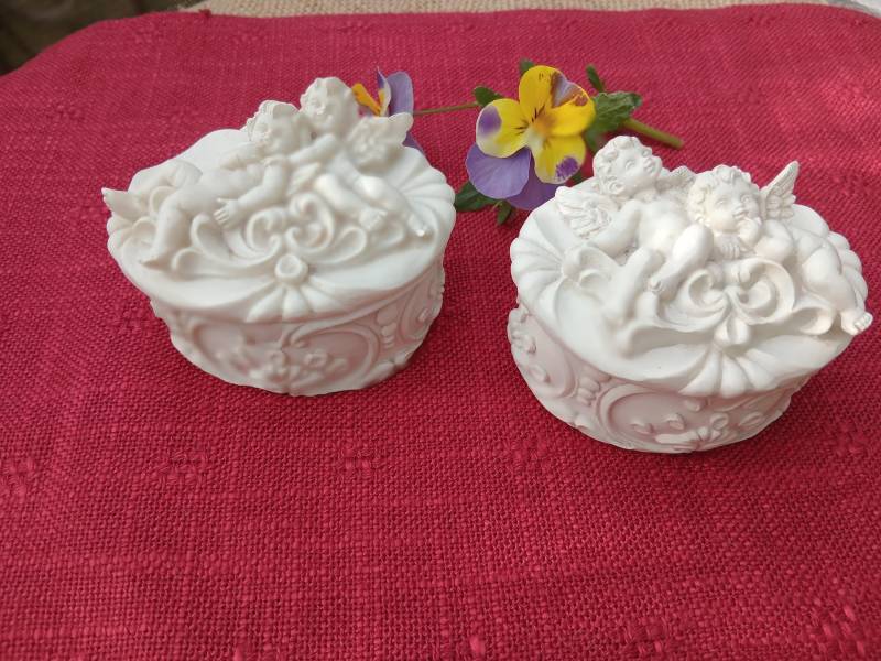 Zwei Schmuckdosen Mit Engeln Weiß - Vintage Speckstein von JulesLaedchen