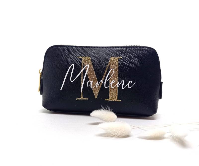 Kosmetiktasche Personalisiert Schwarz Gold Glitzer Initial Name Kulturbeutel| Muttertag| Geburtstag Weihnachten | Geschenk - Art.nr. Jb015 Kosmetiktasche Personalisiert Schwarz Gold Glitzer Initial Name Kulturbeutel| Muttertag| Geburtstag Weihnachten | Geschenk - Art.nr. Jb015 von JuliBellDeko