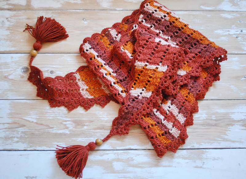 Gehäkelter Woll Dreiecksschal Mit Quasten von JuliCrochetDesign