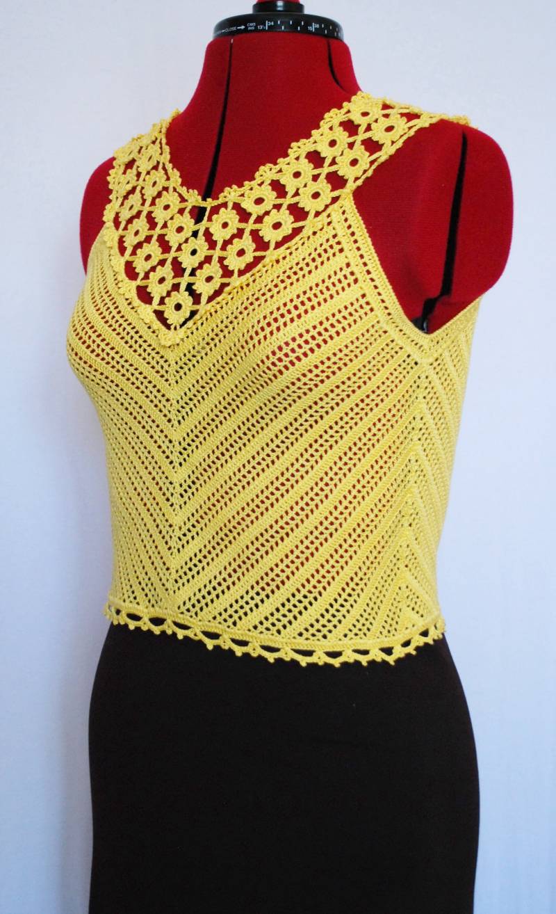 Gelbe Häkel Top Sommer Spitzen Bluse, Grösse M von JuliCrochetDesign