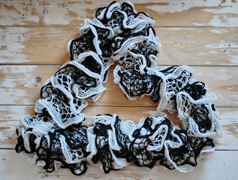 Häkelspitze Rüschen Schal Boa Leichtes Frühlings Accessoire von JuliCrochetDesign