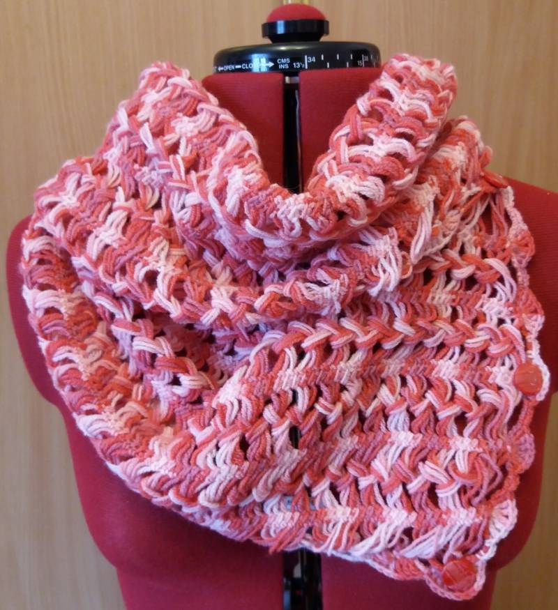 Handgefertigter Loom Strick-Wollschal Rot-Weiße Spitze, Knopf-Detail von JuliCrochetDesign