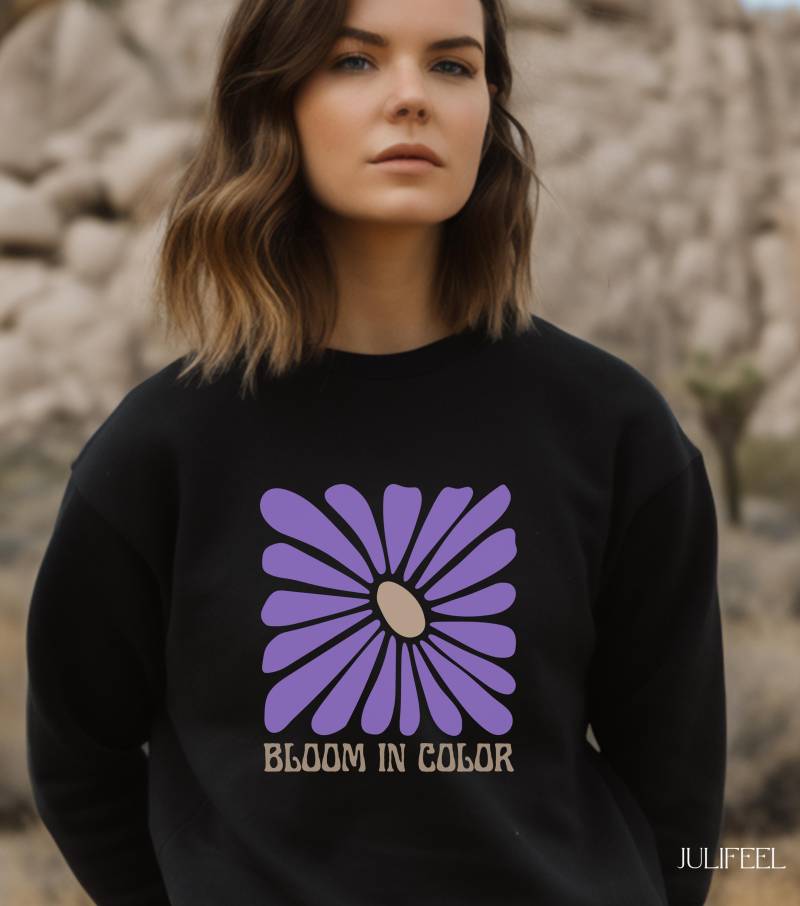 Bloom in Color Sweatshirt | Colorful Daisy Design Retro Flower Pullover Positive Vibes Soft, Cozy, & Stylish von JuliFeel