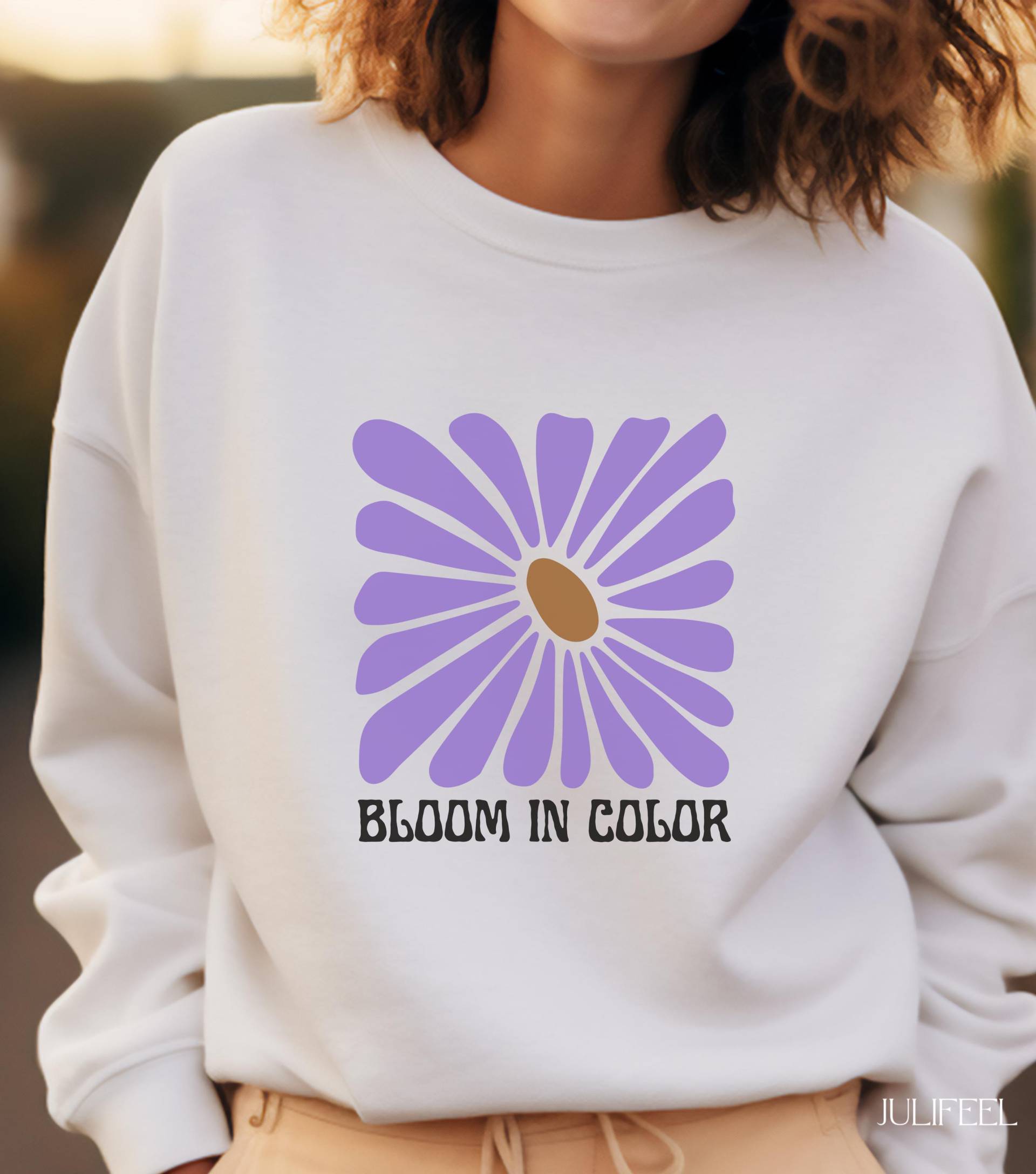 Bloom in Color Sweatshirt | Colorful Daisy Design Retro Flower Pullover Positive Vibes Soft, Cozy, & Stylish von JuliFeel