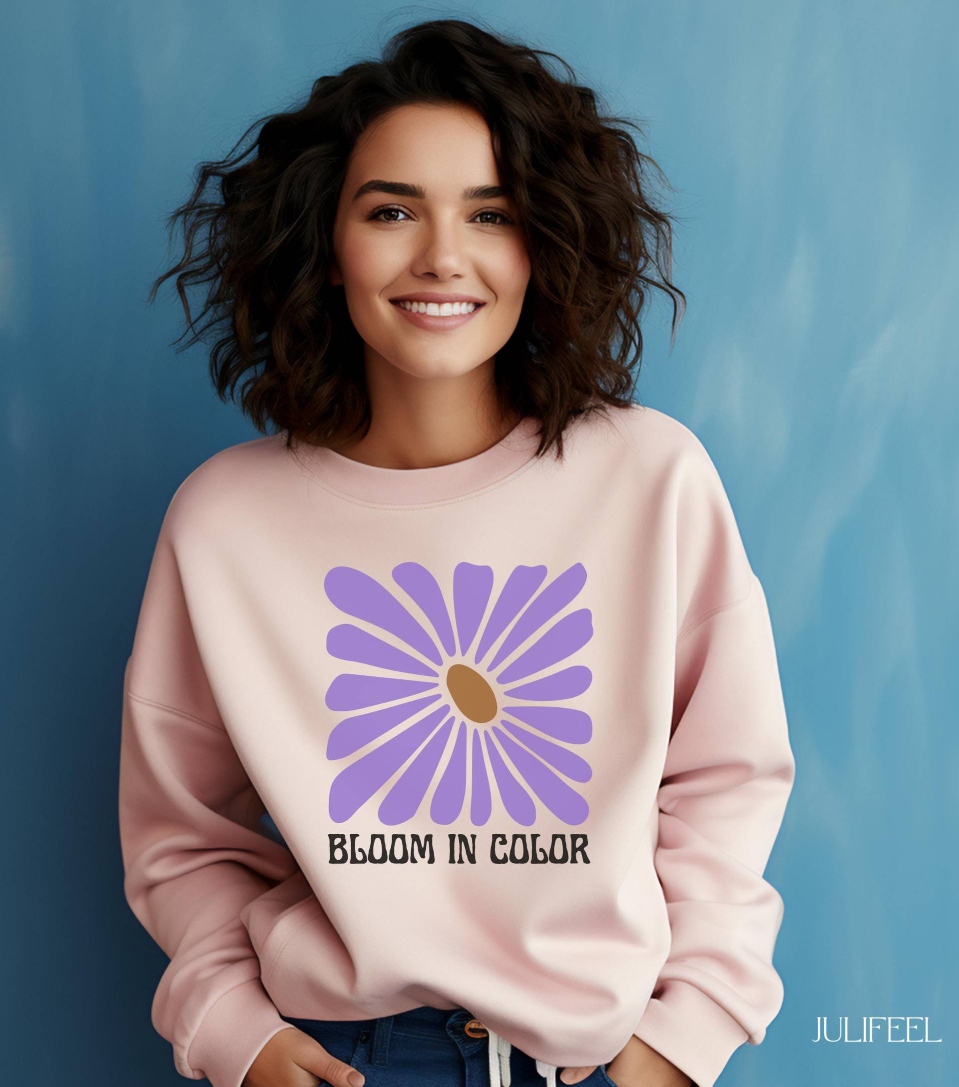 Bloom in Color Sweatshirt | Colorful Daisy Design Retro Flower Pullover Positive Vibes Soft, Cozy, & Stylish von JuliFeel