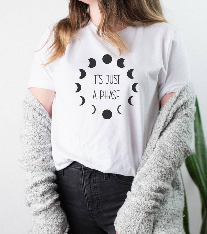 Its Just A Phase Shirt, Moon Yoga Mental Health Positive Vibes, Circle, Spiritual Design von JuliFeel