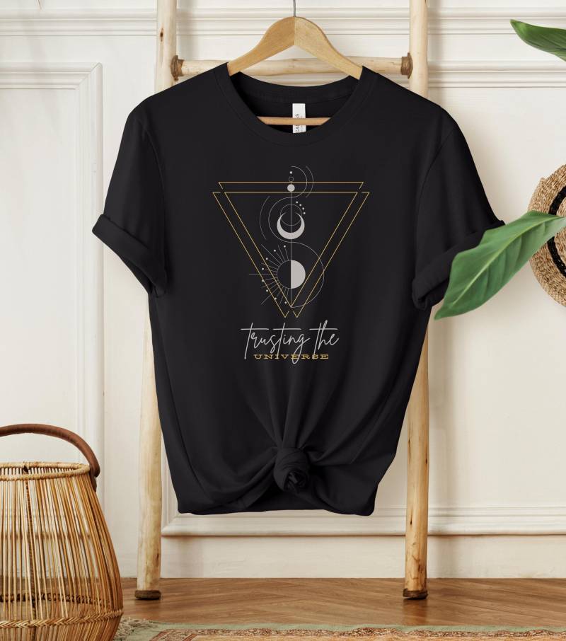Spiritual Shirt, Trusting The Universe, Celestial Dress, Zen, Yoga Shirt, Mental Health Positive Vibes Spirituelles Design von JuliFeel