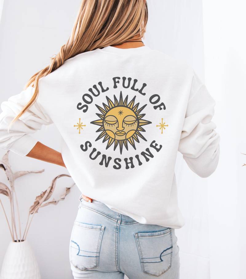 Spiritual Sweatshirt "Soul Full Of Sunshine" | Cheerful Sun Graphic Backprint| Positive Vibes Sweater Perfect For Spreading Good von JuliFeel