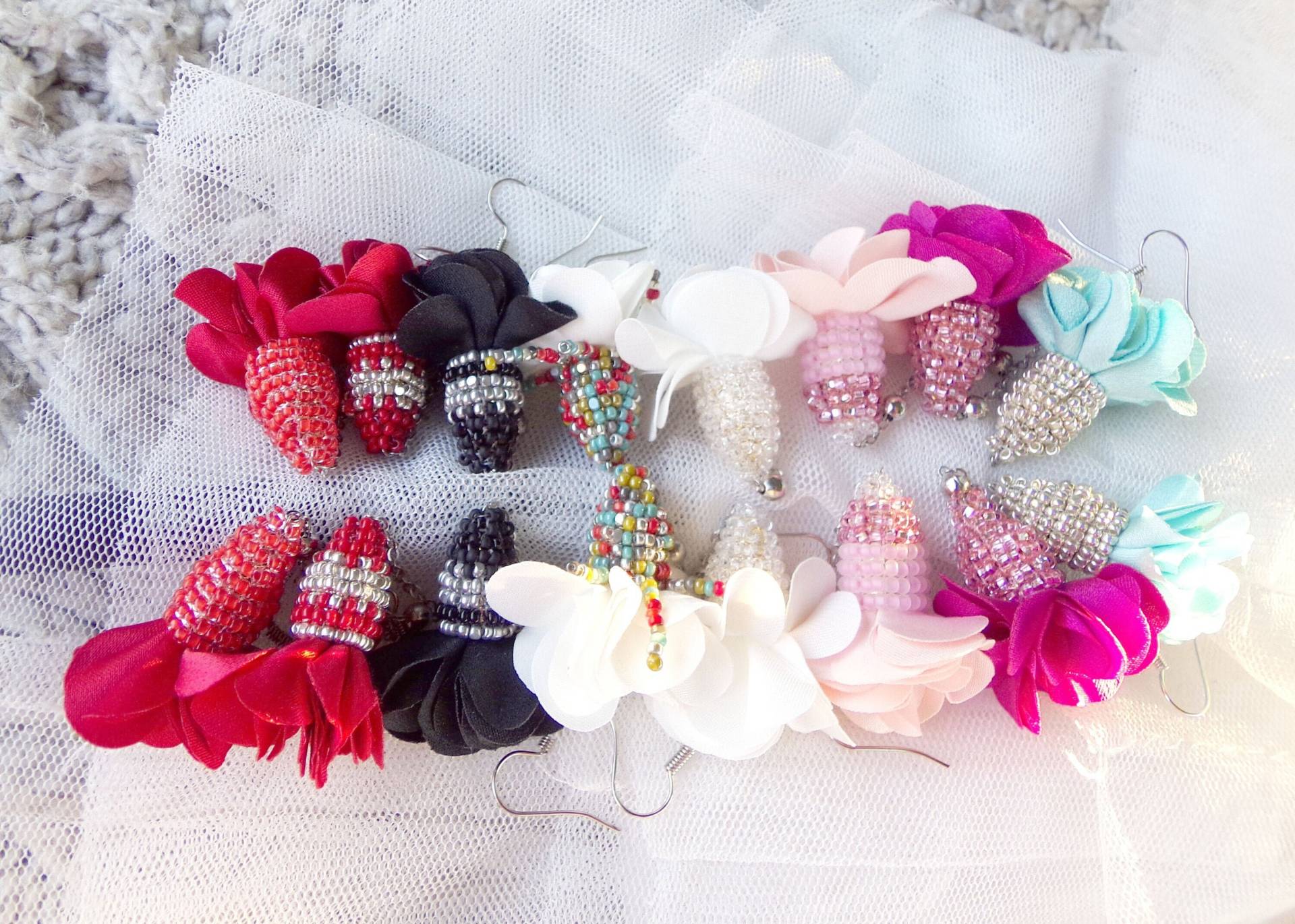 Handgemachte Perlenblumenohrringe Lange Quasten-Ohrringe Mit Blumenmuster von JuliMarBeads