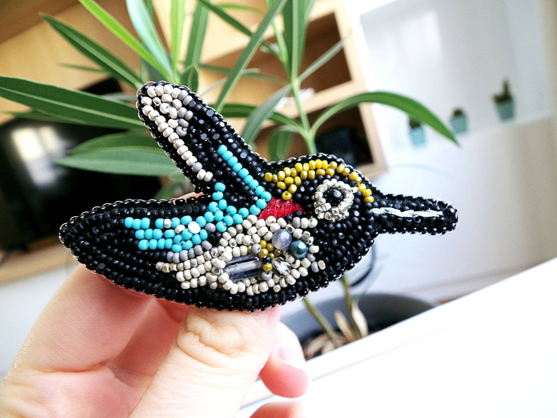 Kolibri Perlen Brosche Schwarz Türkis Vogel Stickerei von JuliMarBeads