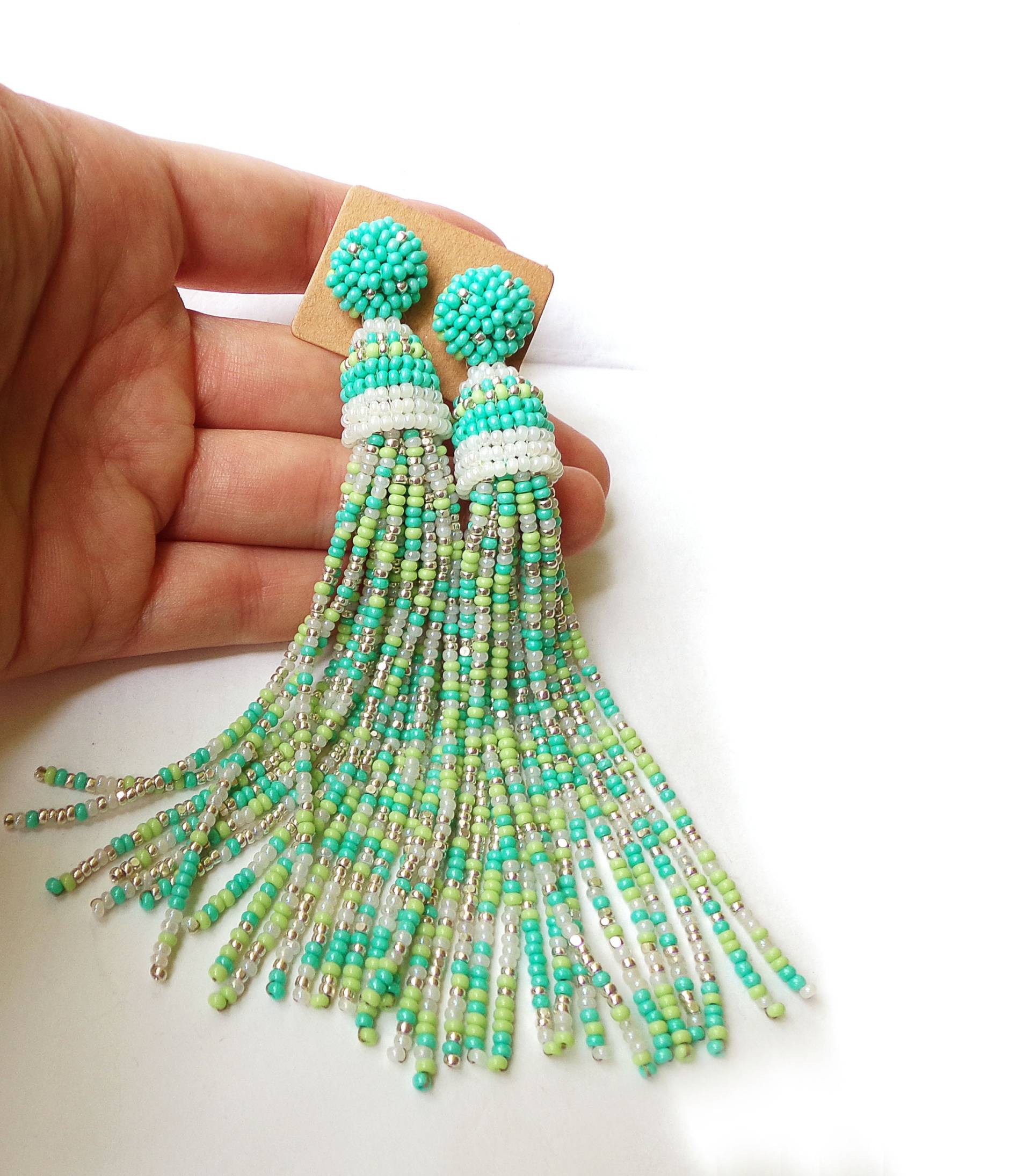 Mintgrün, Weiß, Silber Lange Perlen Ohrstecker Quasten Ohrringe Im Oscar De La Renta Stil. Bunte Mit Charlotte Rocailles von JuliMarBeads