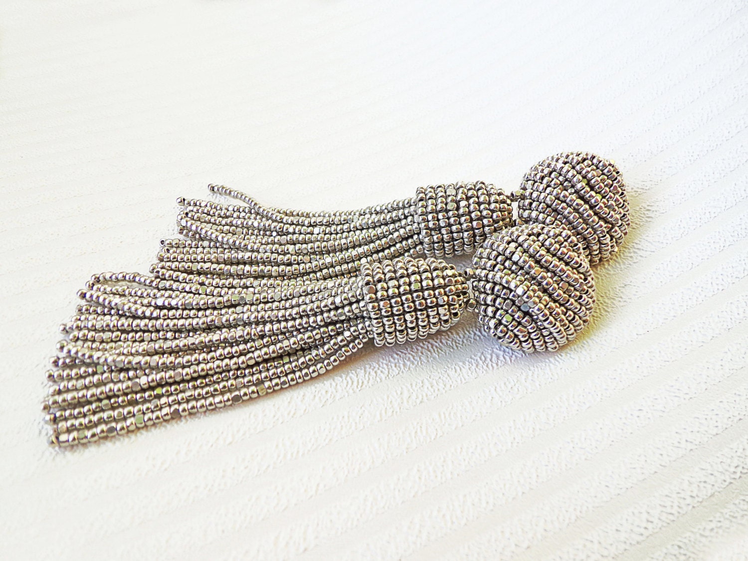 Silber Perlen Quaste Ohrclips Im Oscar De La Renta Stil von JuliMarBeads