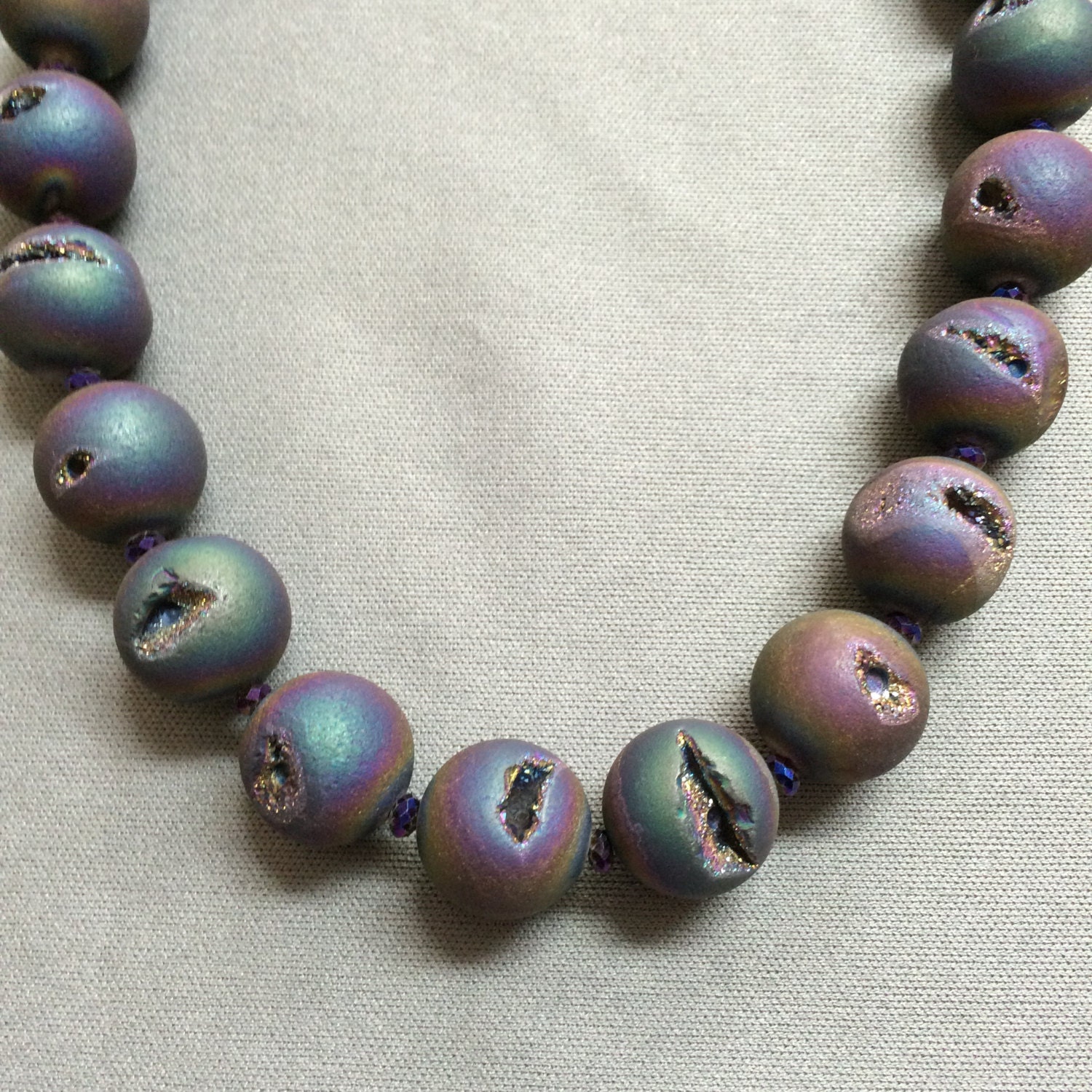 Druzy Achat Stein Kette in Lila Und Blautönen Druzy Achat Stein Kette in Lila Und Blautönen von JuliaBead