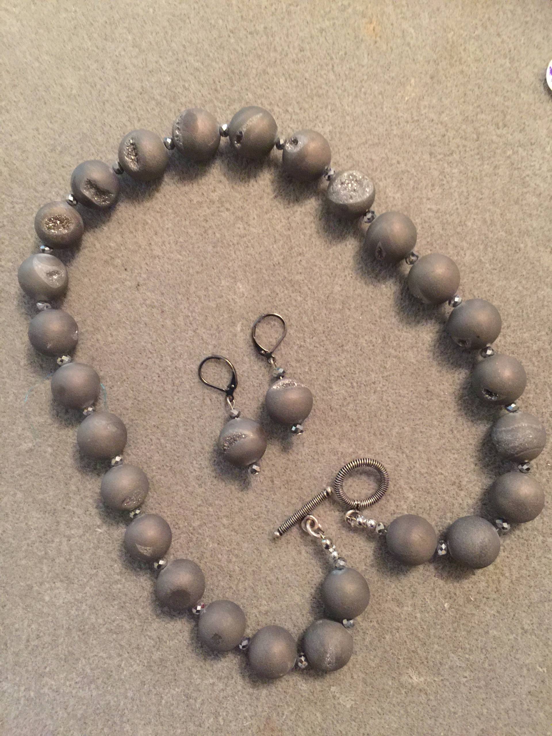 Graue Druzy Achat Kette/Ohrringe Set Graue Druzy Achat Kette/Ohrringe Set von JuliaBead