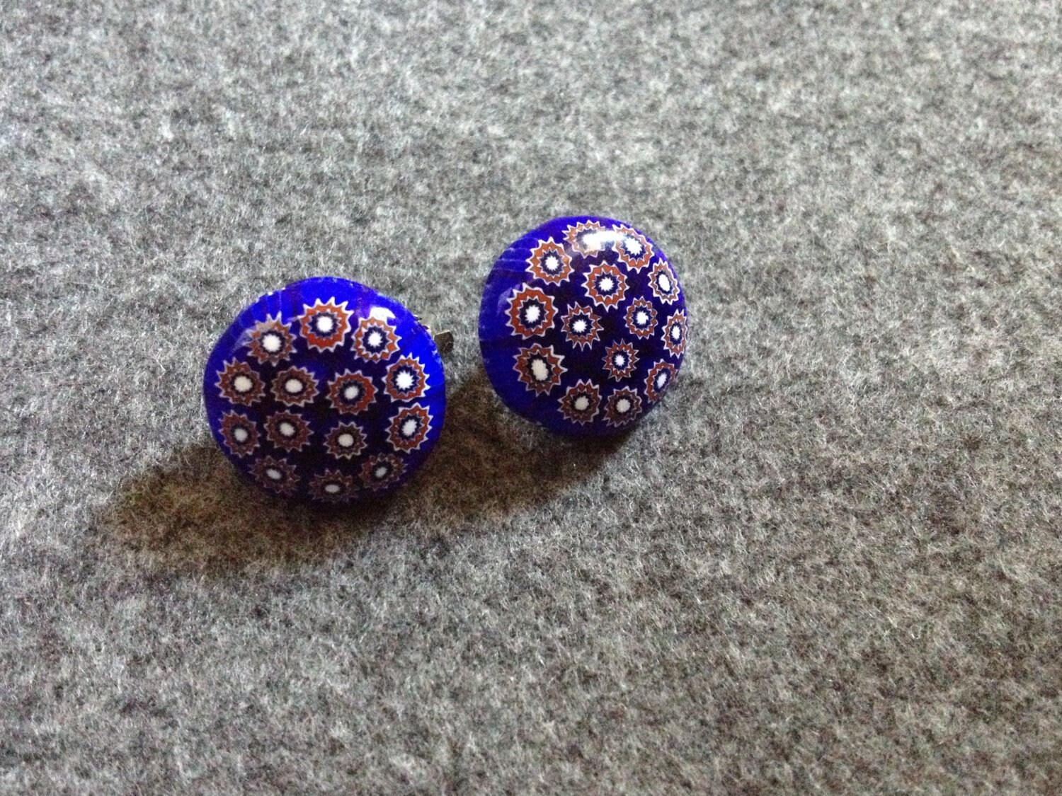 Millefiori Clip Auf Ohrringe in Rot, Weiß Und Blau Millefiori Clip Auf Ohrringe in Rot, Weiß Und Blau von JuliaBead