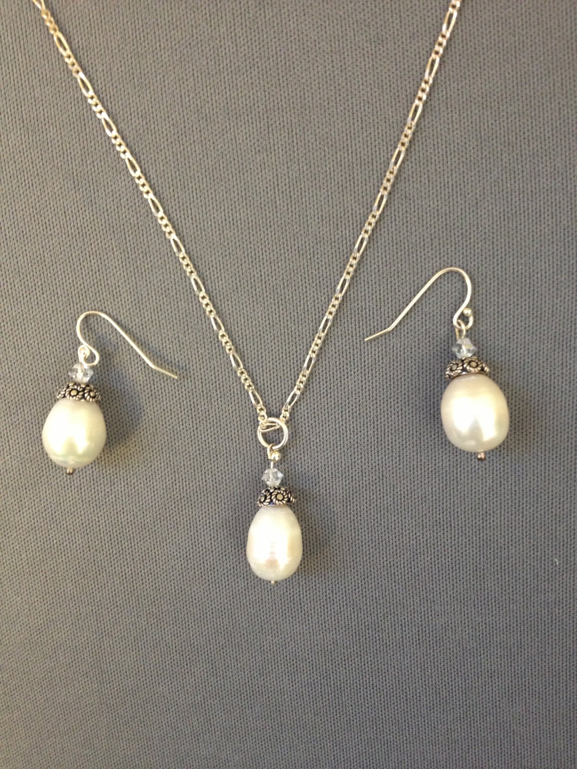 Perle Und Sterling Tropfen Anhänger Mit Ohrringen Perle Und Sterling Tropfen Anhänger Mit Ohrringen von JuliaBead